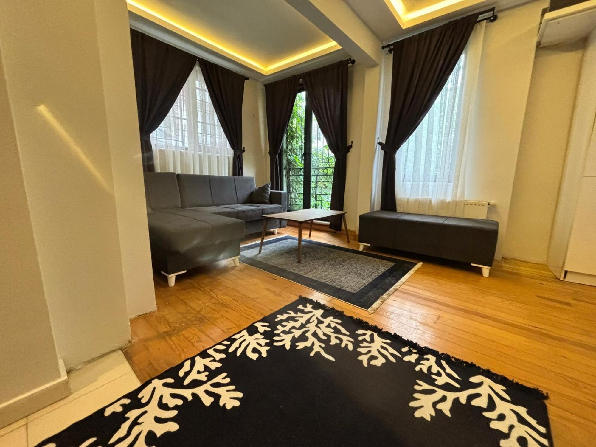 Charming Semi-basement Steps From Taksim Square No 1 Апартаменты *